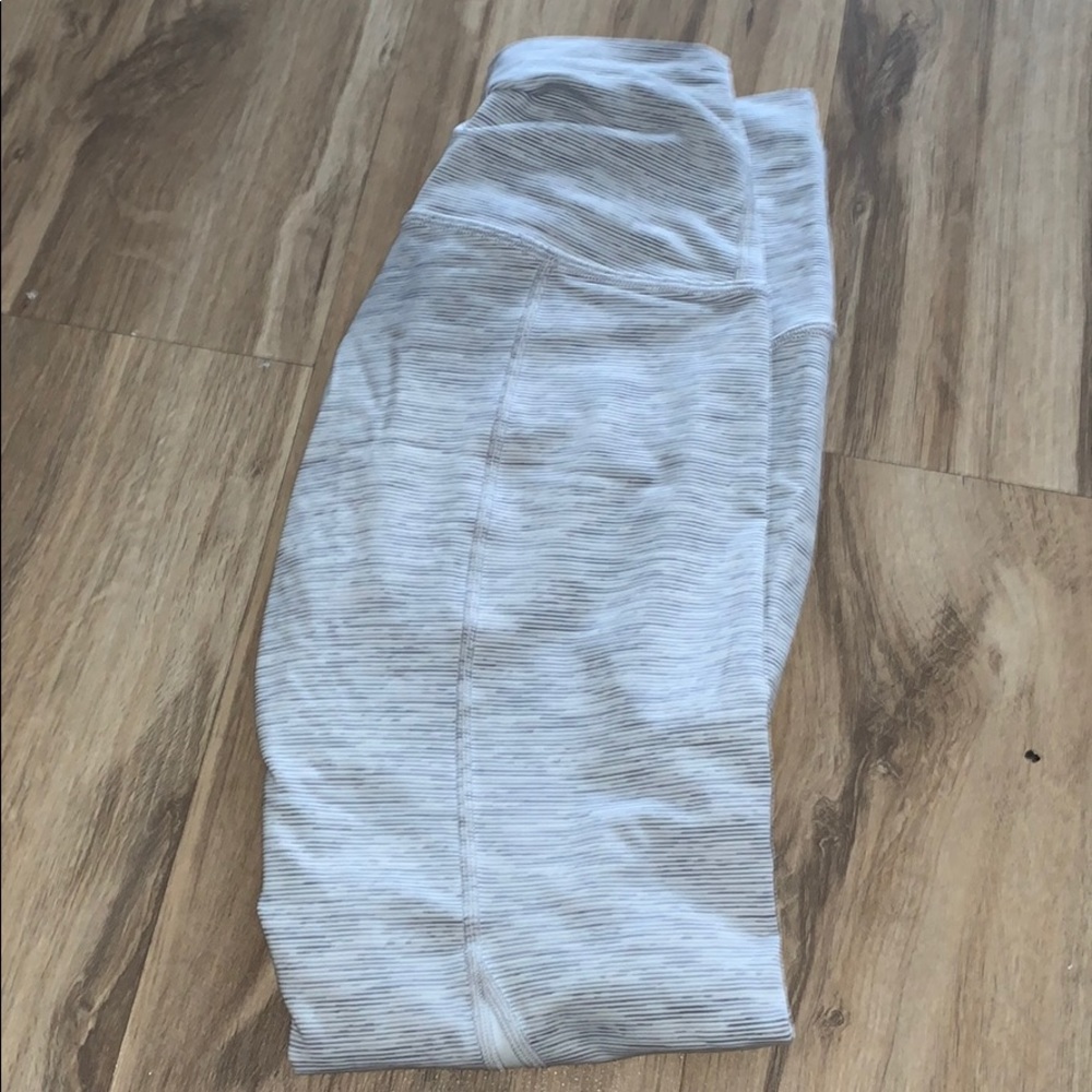 High rise LULU lemon leggings. Size 4 - Picture 4 of 6